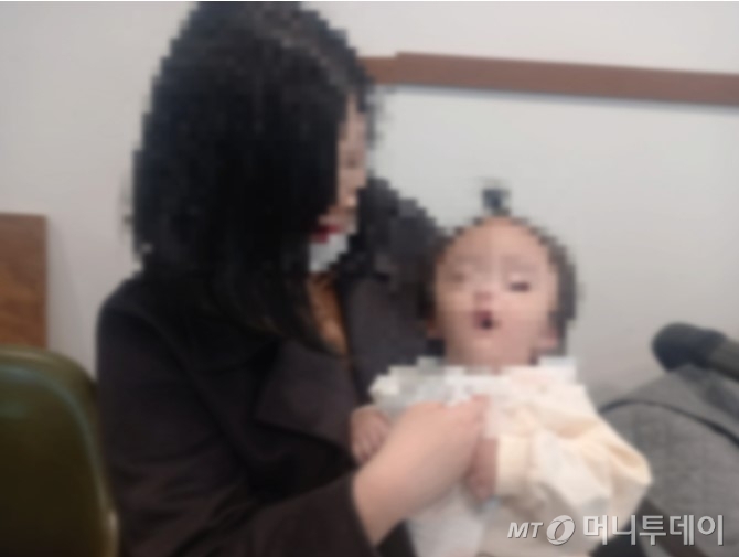 지난달 16일 송하은씨(26·가명)가 연수에게 이유식을 먹이는 모습. /사진=김성진 기자