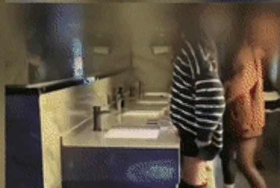 남자 화장실에서 여자 화장실을 엿볼 수 있는 특수 거울이 설치된 중국의 한 술집 모습. /사진=SNS