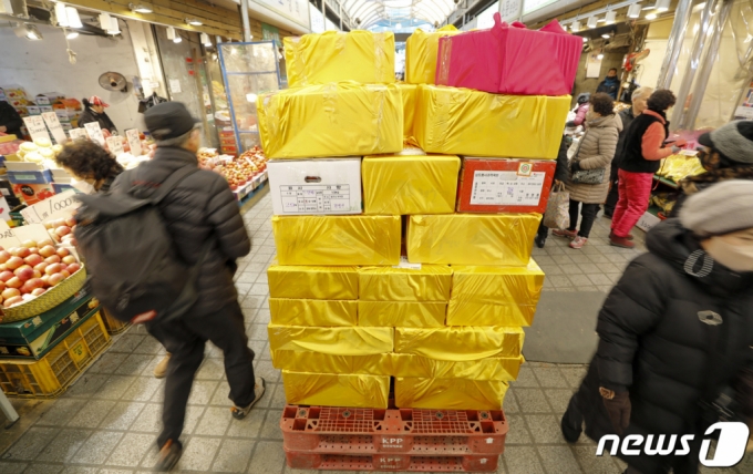 설 명절을 앞둔 16일 오후 서울 동대문구 청량리종합시장에 선물 포장된 과일상자가 쌓여있다. /사진=뉴스1