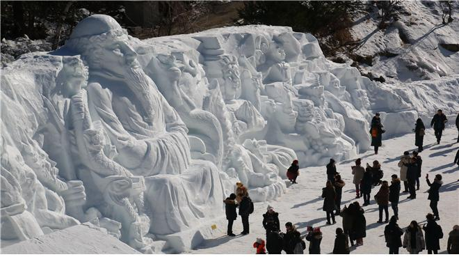 태백눈꽃축제를 즐기는 관광객들./사진=코레일 대전역 제공