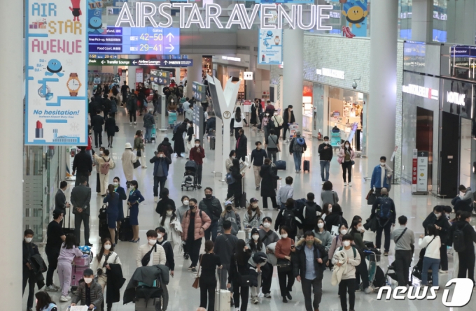 (인천공항=뉴스1) 임세영 기자 = 설 연휴를 앞둔 19일 인천국제공항 제1여객터미널 면세점이 출국하려는 이용객들로 북적이고 있다. 2023.1.19/뉴스1 Copyright (C) 뉴스1. All rights reserved. 무단 전재 및 재배포 금지.