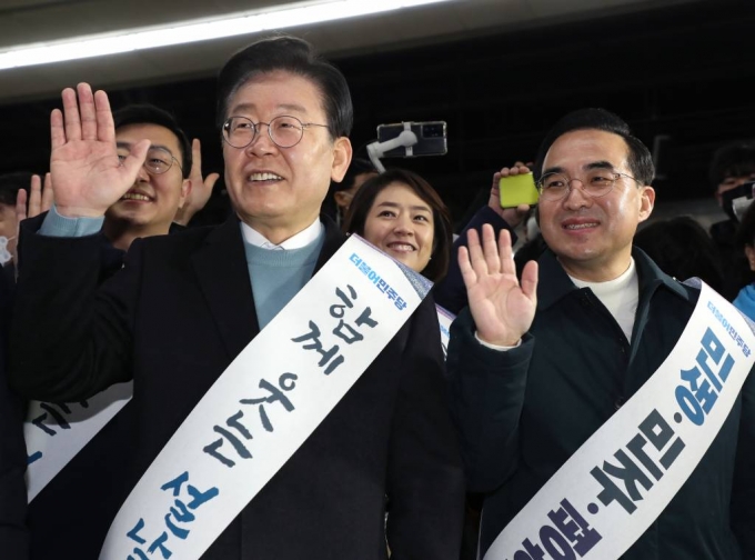  이재명 더불어민주당 대표와 박홍근 원내대표 및 의원들이 20일 오전 서울 용산구 용산역에서 설 귀성 인사를 하고 있다. / 사진제공=뉴시스