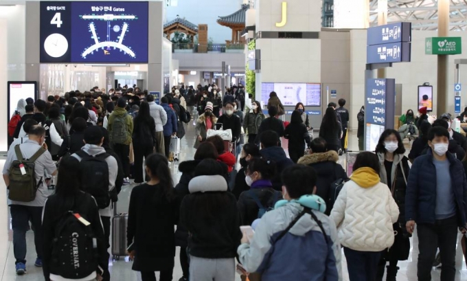 [인천공항=뉴시스] 조수정 기자 = 설 연휴를 앞두고 19일 인천국제공항 제1여객터미널 출국장 입구가 이용객들로 북적이고 있다. 2023.01.19.