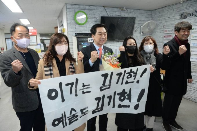 국민의힘 당권 주자인 김기현 의원이 이달 20일 오전 울산 남구사회복지관을 방문, 지지자들과 기념촬영을 하고 있다. / 사진제공=뉴시스