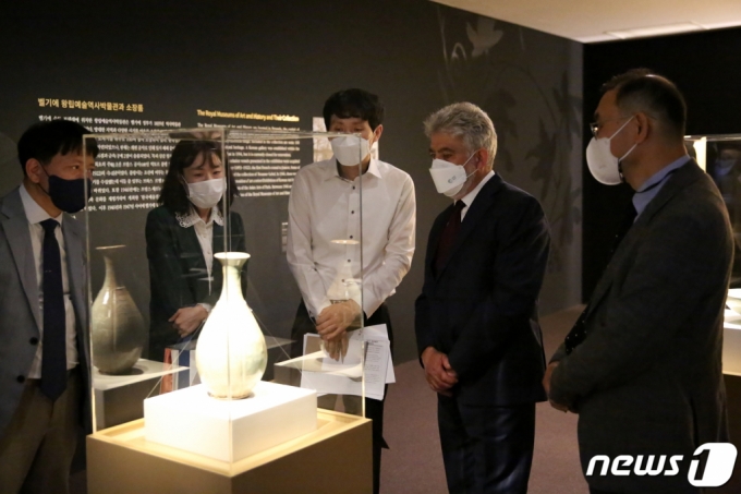 프랑수아 봉땅 주한벨기에대사가 28일 오후 서울 국립고궁박물관 특별전 ‘고려 미美·색色-벨기에 왕립예술역사박물관 소장 한국문화재’에 전시된 고려청자를 관람하고 있다. (사진은 기사 내용과 관련 없음) /사진=뉴스1(문화재청 제공)