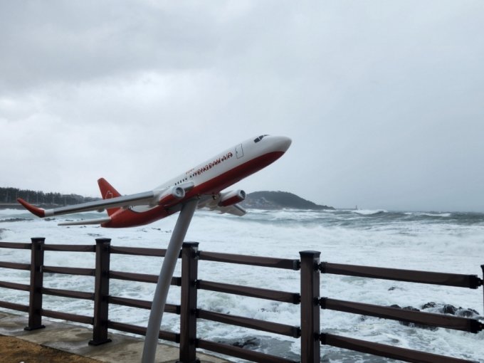 24일 오후 2시쯤 제주공항 근처 해안도로의 모습. 비행기 조형물 뒤로 강풍에 파도가 몰아치고 있다./사진=박상곤 기자