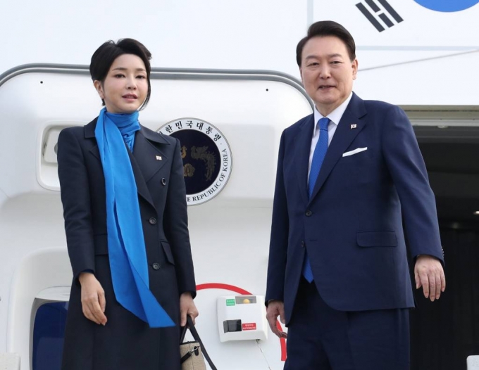 아랍에미리트(UAE)·스위스 순방을 마친 윤석열 대통령과 부인 김건희 여사가 20일(현지시간) 취리히 국제공항에 도착해 공군 1호기에 탑승하고 있다. /사진=뉴시스