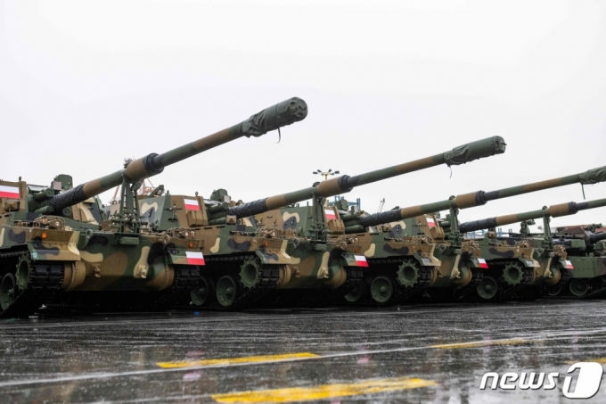 (그디니아 AFP=뉴스1) 우동명 기자 = 6일(현지시간) 폴란드 그디니아의 해군기지에 도착한 '한국산 명품무기' K-2 전차와 K-9 자주포의 첫 수출 물량이 도열되어 있다. ⓒ AFP=뉴스1 Copyright (C) 뉴스1. All rights reserved. 무단 전재 및 재배포 금지.