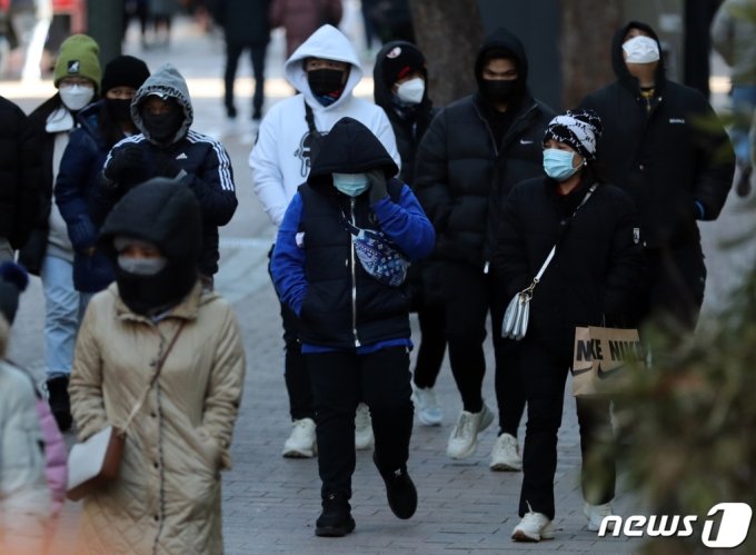 전국에 한파 특보가 내려진 24일 오후?서울 중구 명동거리를 찾은 외국인 관광객들이 몸을 움추린채 발걸음을 옮기고 있다. /사진=뉴스1