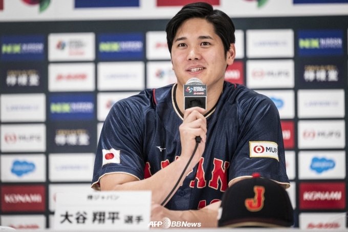 오타니 쇼헤이가 지난 6일 월드베이스볼클래식(WBC) 일본 야구 대표팀 유니폼을 입고 취재진과 기자회견에 임하고 있다. /AFPBBNews=뉴스1