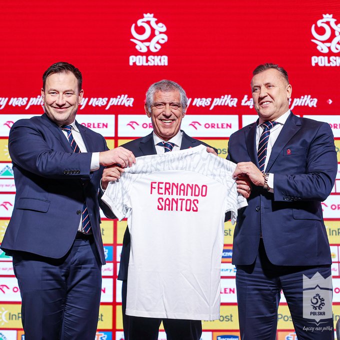 산투스(가운데) 신임 폴란드 대표팀 감독이 공식기자회견에서 환하게 웃고 있다. /사진=폴란드축구협회 
