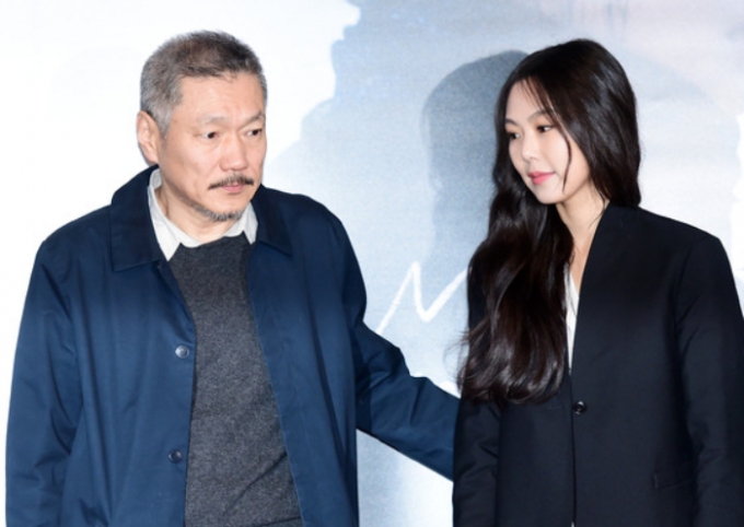 = 불륜설에 휩싸인 감독 홍상수와 배우 김민희(오른쪽).