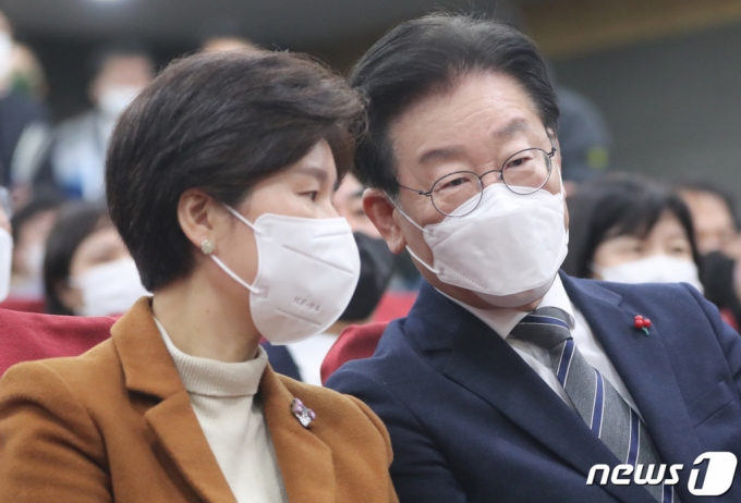이재명 더불어민주당 대표(오른쪽)와 백혜련 국회 정무위원장이 17일 서울 여의도 국회 의원회관에서 열린 온라인플랫폼 독점규제 및 공정거래에 관한 법률제정 토론회에서 대화하고 있다. /사진=뉴스1.