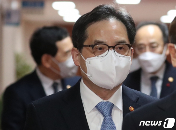 한기정 공정거래위원장이 10일 오전 종로구 세종대로 정부서울청사에서 열린 화상 국무회의에 참석하고 있다. /사진=뉴스1.