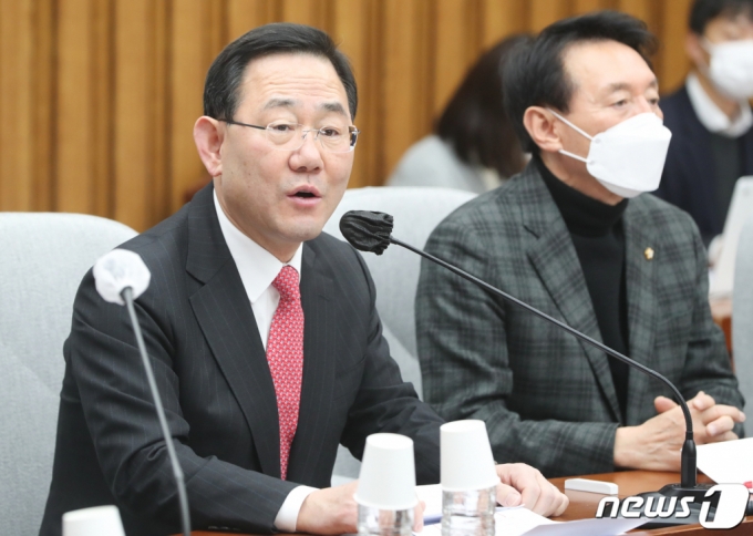 주호영 국민의힘 원내대표가 25일 서울 여의도 국회에서 열린 원내대책회의에서 모두발언을 하고 있다. /사진=뉴스1.