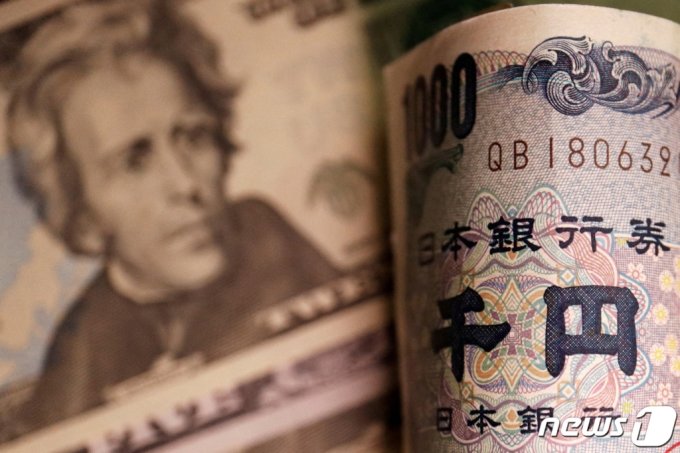  일본 엔화와 미국 달러 지폐를 찍은 삽화 사진/로이터=뉴스1