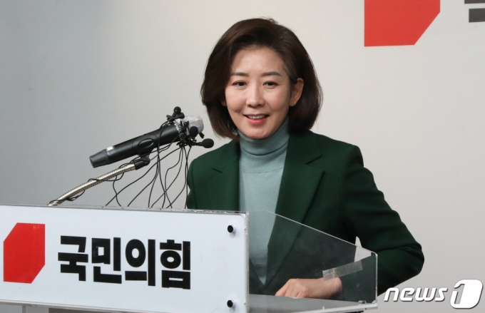 (서울=뉴스1) 허경 기자 = 국민의힘 3·8 전당대회 출마를 고심했던 나경원 전 의원이 25일 서울 여의도 국힘의힘 중앙당사에서 기자회견을 열고 전당대회 불출마 입장을 밝히고 있다. 2023.1.25/뉴스1 Copyright (C) 뉴스1. All rights reserved. 무단 전재 및 재배포 금지.