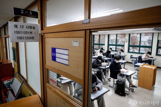 2023학년도 대학수학능력시험일인 17일 서울 종로구 경복고등학교에 마련된 시험장에서 수험생들이 시험 시작을 기다리고 있다. / 사진공동취재단 /사진=홍봉진 기자 honggga@