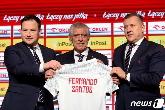 페르난두 산투스 감독(가운데)이 폴란드 축구대표팀 신임 사령탑으로 선임됐다. /로이터=뉴스1