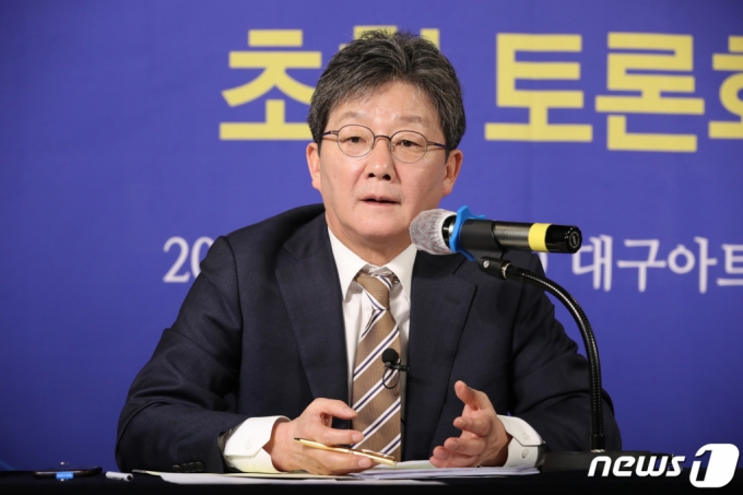 국민의힘 당권주자로 꼽히는 유승민 전 의원이 11일 오전 대구 남구 이천동 대구아트파크에서 열린 대구·경북 중견언론인모임 아시아포럼21 주최 '제110회 릴레이 정책토론회'에 참석해 질의에 답하고 있다. /사진=뉴스1.