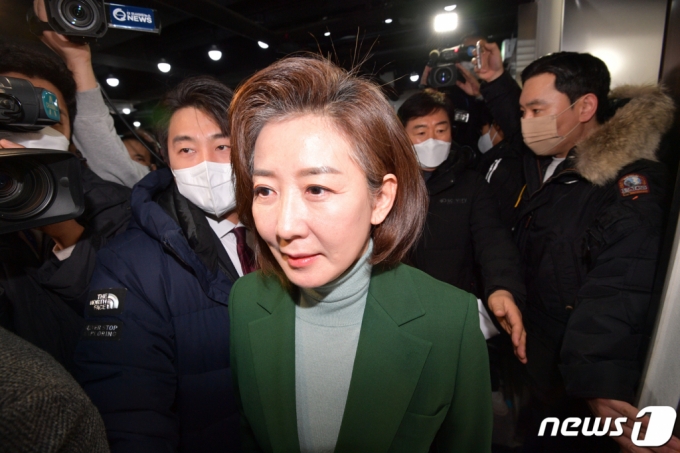 나경원 전 의원이 25일 오전 서울 여의도 국민의힘 중앙당사에서 당 대표 불출마 선언을 마친 후 당사를 나서고 있다. /사진=뉴스1.