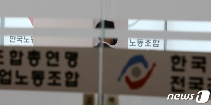 건설현장 불법행위를 수사하는 경찰이 민주노총과 한국노총 건설 관련 노조를 압수수색한 19일 오후 서울 금천구 한국노총 건설노조 사무실에 적막감이 흐르고 있다. /사진=뉴스1 Copyright (C) 뉴스1. All rights reserved. 무단 전재 및 재배포 금지.