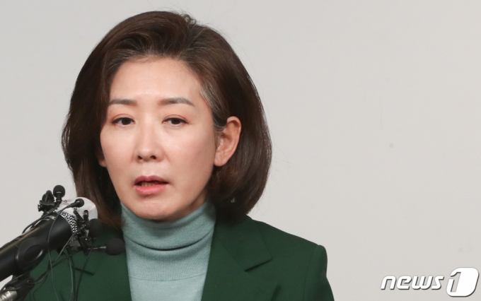 (서울=뉴스1) 허경 기자 = 국민의힘 3·8 전당대회 출마를 고심했던 나경원 전 의원이 25일 서울 여의도 국힘의힘 중앙당사에서 기자회견을 열고 전당대회 불출마 입장을 밝히고 있다. 2023.1.25/뉴스1 Copyright (C) 뉴스1. All rights reserved. 무단 전재 및 재배포 금지.