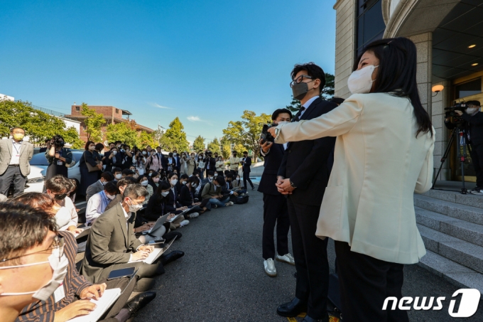 (서울=뉴스1) 이승배 기자 = 한동훈 법무부 장관이 27일 오후 서울 종로구 헌법재판소에서 열린 '검수완박'(검찰 수사권 완전박탈) 법안의 위헌 여부를 따지는 공개변론에 출석하며 취재진의 질문에 답하고 있다. (공동취재) 2022.9.27/뉴스1 Copyright (C) 뉴스1. All rights reserved. 무단 전재 및 재배포 금지.