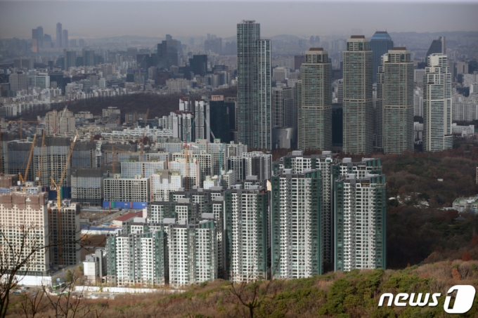 (서울=뉴스1) 황기선 기자 = 사진은 28일 서울 강남구 대모산에서 바라본 강남권 아파트의 모습. 2022.11.28/뉴스1 Copyright (C) 뉴스1. All rights reserved. 무단 전재 및 재배포 금지.