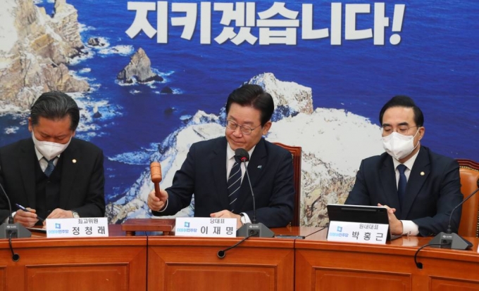 이재명 더불어민주당 대표가 25일 오전 서울 여의도 국회에서 열린 최고위원회의에 참석해 의사봉을 두드리고 있다. / 사진제공=뉴시스