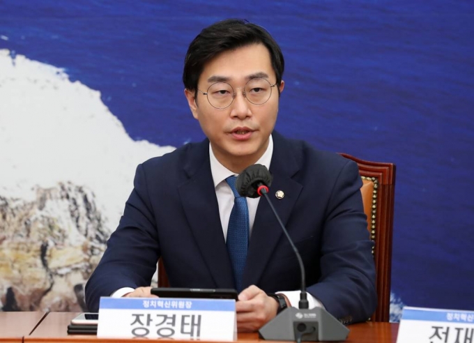 장경태 더불어민주당 정치혁신위원장이 이달 6일 오전 서울 여의도 국회 당 대표실에서 열린 정치혁신위원회 출범식에서 인사말을 하고 있다. / 사진제공=뉴시스