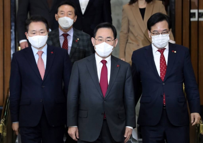 주호영 국민의힘 원내대표가 이달 3일 오전 서울 여의도 국회에서 열린 원내대책회의에 참석하고 있다. 왼쪽부터 성일종 정책위의장, 김석기 사무총장, 주 원내대표, 송언석 원내수석부대표. / 사진제공=뉴시스
