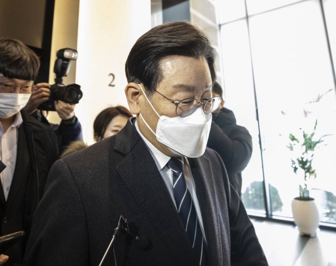 이재명 더불어민주당 대표가 25일 오전 서울 마포구의 한식당에서 당내 강성 초선의원 모임 '처럼회' 소속 의원들과 식사를 마치고 밖으로 나서고 있다./뉴시스