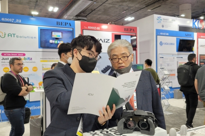 대구가톨릭대가 지원하는 김동혁(왼쪽) 아이씨유코퍼레이션 대표가 'CES 2023'에서 제품에 대해 설명하고 있다./사진=대구가톨릭대
