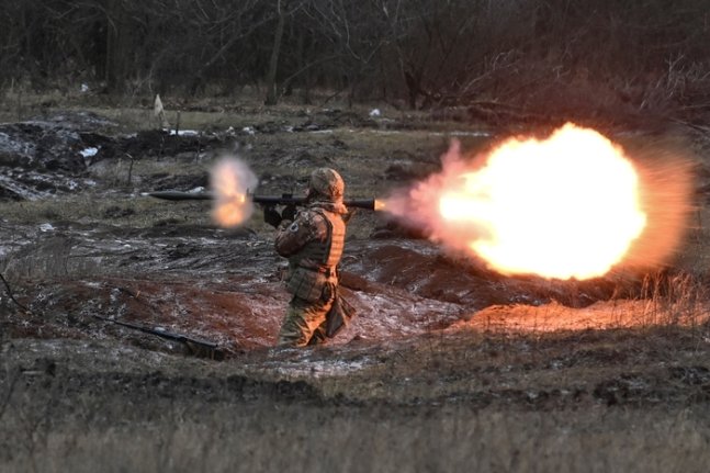 ) 우크라이나 자포리자주에서 한 우크라이나 군인이 RPG-7 대전차 미사일을 발사하고 있다. /ⓒ로이터=뉴스1