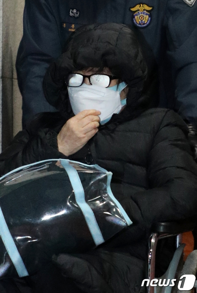 (청주=뉴스1) 김용빈 기자 = 국정농단 사건으로 수감 중인 최서원씨(66·개명 전 최순실)가 26일 오후 충북 청주여자교도소에서 나와 휠체어를 타고 이동하고 있다. 최씨는 이날 검찰의 1개월 형집행정지 결정에 따라 일시 석방됐다. 최씨는 서울의 한 대학병원에서 치료를 받게 된다. 2022.12.26/뉴스1 Copyright (C) 뉴스1. All rights reserved. 무단 전재 및 재배포 금지.