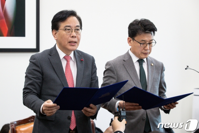 (서울=뉴스1) 유승관 기자 = 송언석 국민의힘 원내수석부대표(왼쪽)가 25일 서울 여의도 국회 운영위원장실에서 여야가 합의한 임시국회 의사일정을 발표하고 있다. 오른쪽은 진성준 더불어민주당 원내수석부대표. 2023.1.25/뉴스1 Copyright (C) 뉴스1. All rights reserved. 무단 전재 및 재배포 금지.