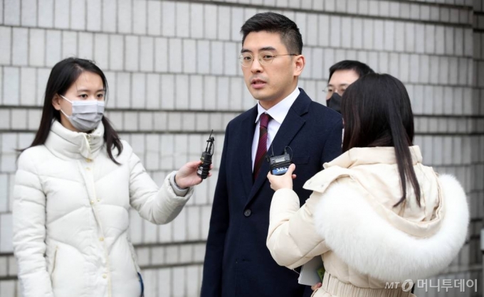 이른바 '채널A 사건'에서 강요미수 혐의로 재판에 넘겨져 1심에서 무죄를 선고받았던 이동재 전 채널A 기자가 지난 19일 서울중앙지법에서 열린 항소심 선고공판에서 무죄를 선고받은 후 입장을 밝히고 있다. /사진=뉴시스