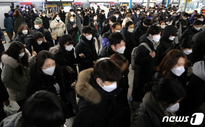 **해당기사와 직접적인 연관없음. 신축년 새해 첫 출근일인 4일 오전 서울 구로구 신도림역에서 시민들이 마스크를 쓴 채 출근길 발걸음을 옮기고 있다. 2021.1.4/사진=뉴스1  