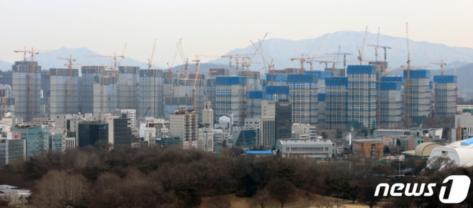 (서울=뉴스1) 구윤성 기자 = '올림픽파크포레온'(둔촌주공) 정당계약 체결 마감일인 17일 서울 강동구 둔촌주공 재건축 현장에서 공사가 한창이다. 2023.1.17/뉴스1 Copyright (C) 뉴스1. All rights reserved. 무단 전재 및 재배포 금지.