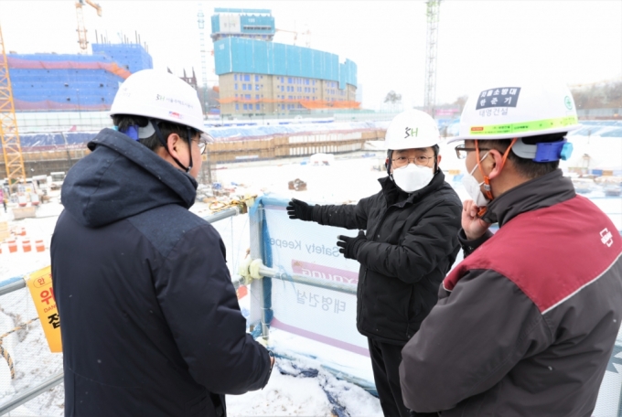 김헌동 SH공사 사장(가운데)이 26일 고덕강일2단지 건설현장을 방문해 건설사 관계자들과 소통하고 있다. /사진제공=SH공사