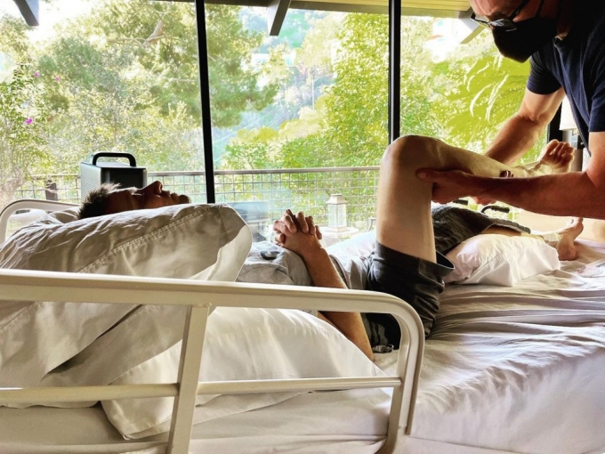 할리우드 배우 제레미 레너는 지난 22일(현지시간) 자신의 인스타그램에 제설차 사고 이후 재활 치료 중인 근황을 공개했다./사진=제레미 레너 인스타그램