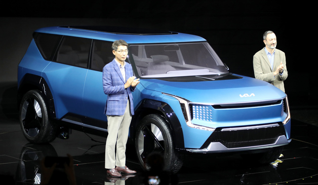 (부산=뉴스1) 김영훈 기자 = 14일 부산 해운대구 벡스코에서 열린' 2022부산국제모터쇼' 에서 기아자동차 관계자가 대형 전기 SUV 컨셉트 EV9을 공개하고 있다. 2022.7.14/뉴스1  