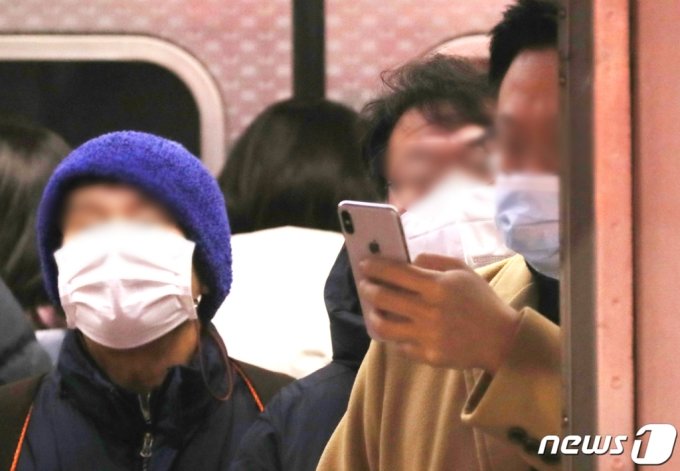 (서울=뉴스1) 송원영 기자 = 정부가 실내 마스크 착용 의무 해제 결정을 발표한 20일 서울 용산구 서울역에서 마스크를 착용한 시민들이 지하철을 이용 하고 있다.    이날 정부는 1월 30일부터 실내 마스크 착용 '의무'를 '권고'로 변경한다고 밝혔다. 대중교통이나 병원, 요양시설 등은 기존대로 실내마스크 착용 의무가 유지된다. 2023.1.20/뉴스1  Copyright (C) 뉴스1. All rights reserved. 무단 전재 및 재배포 금지.
