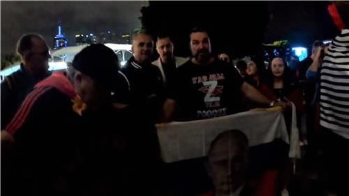 노바크 조코비치의 아버지 스르잔 조코비치(왼쪽에서 세번째)가 지난 25일 호주오픈 8강전 후 경기장 밖 멜버른 공원에서 러시아 국기를 펼친 무리들과 촬영하는 모습. /사진=유튜브