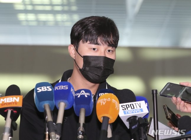 김하성이 27일 출국에 앞서 취재진과 인터뷰에 임하고 있다. /사진=뉴시스