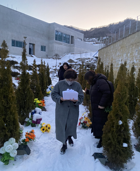 수목장으로 향하는, 아이가 세상에서 걷는 마지막 길. 공혜정 대한아동학대방지협회 대표가 앞장서서 화장을 마친 아이의 유골함을 들고 있다. 그는 이날 참 많이도 울었다./사진=남형도 기자