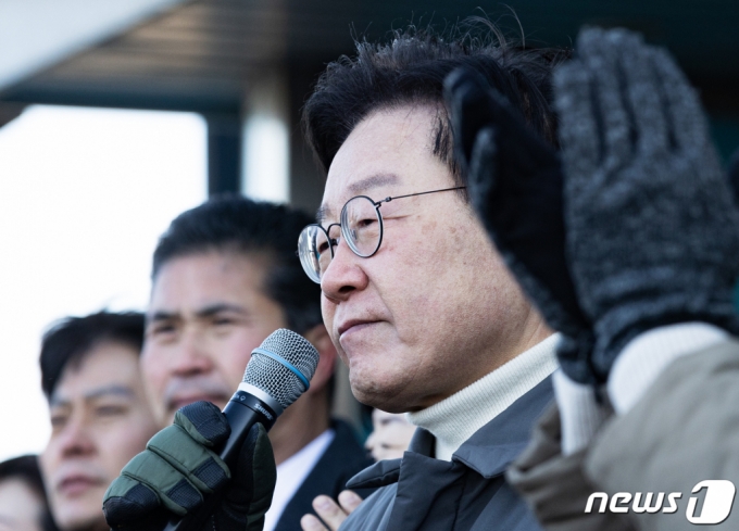 (군산=뉴스1) 이재명 기자 = 이재명 더불어민주당 대표가 27일 오후 전북 군산시 신영동 군산공설시장에서 연설을 하고 있다. 2023.1.27/뉴스1  Copyright (C) 뉴스1. All rights reserved. 무단 전재 및 재배포 금지.
