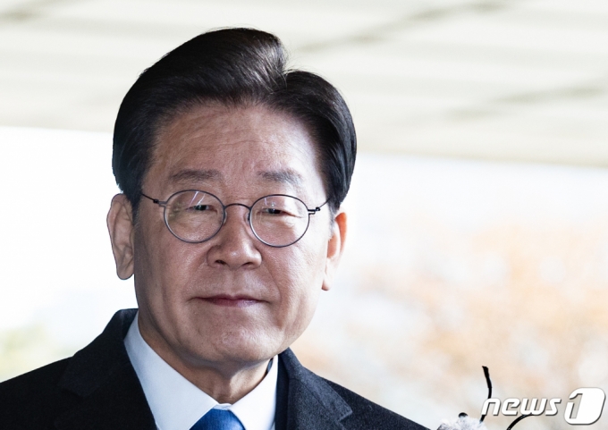 (서울=뉴스1) 이재명 기자 = 이재명 더불어민주당 대표가 대장동 개발 특혜 의혹 사건 관련 검찰 조사를 받기 위해 28일 오전 서울 서초구 서울중앙지방검찰청에 출석하며 입장을 말하고 있다. 2023.1.28/뉴스1 Copyright (C) 뉴스1. All rights reserved. 무단 전재 및 재배포 금지.