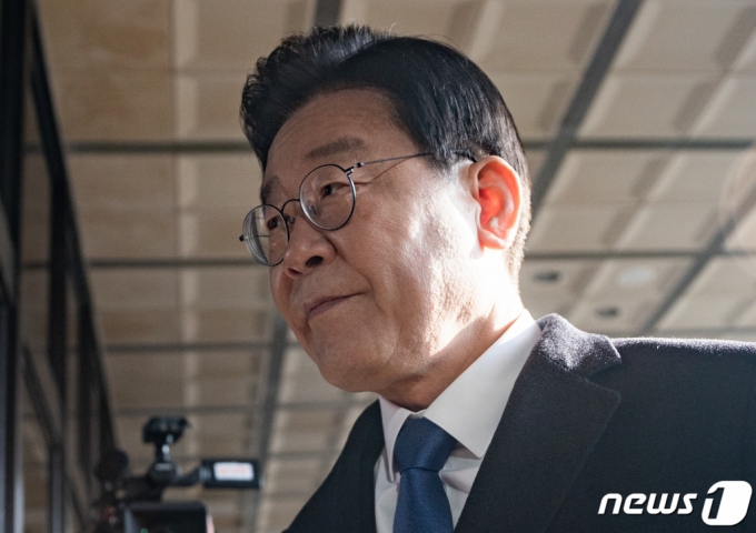 이재명 더불어민주당 대표가 대장동 개발 특혜 의혹 사건 관련 검찰 조사를 받기 위해 28일 오전 서울 서초구 서울중앙지방검찰청에 출석하고 있다. /사진=뉴스1.